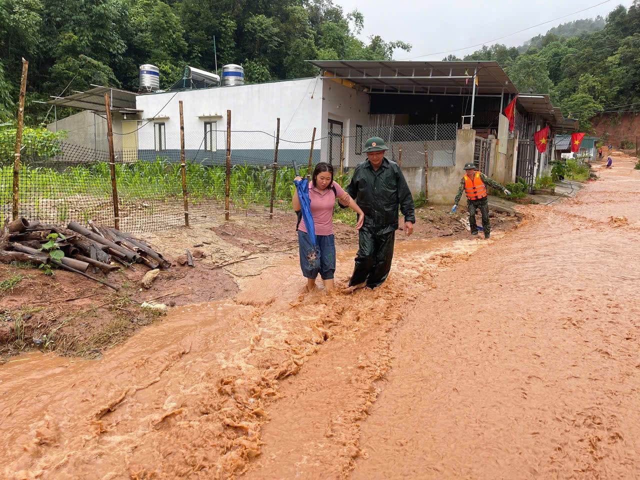 Mưa lũ nghiêm trọng khiến 14 người chết và mất tích: Đau lòng tiếng gào thét trong bất lực của người dân Điện Biên- Ảnh 6.