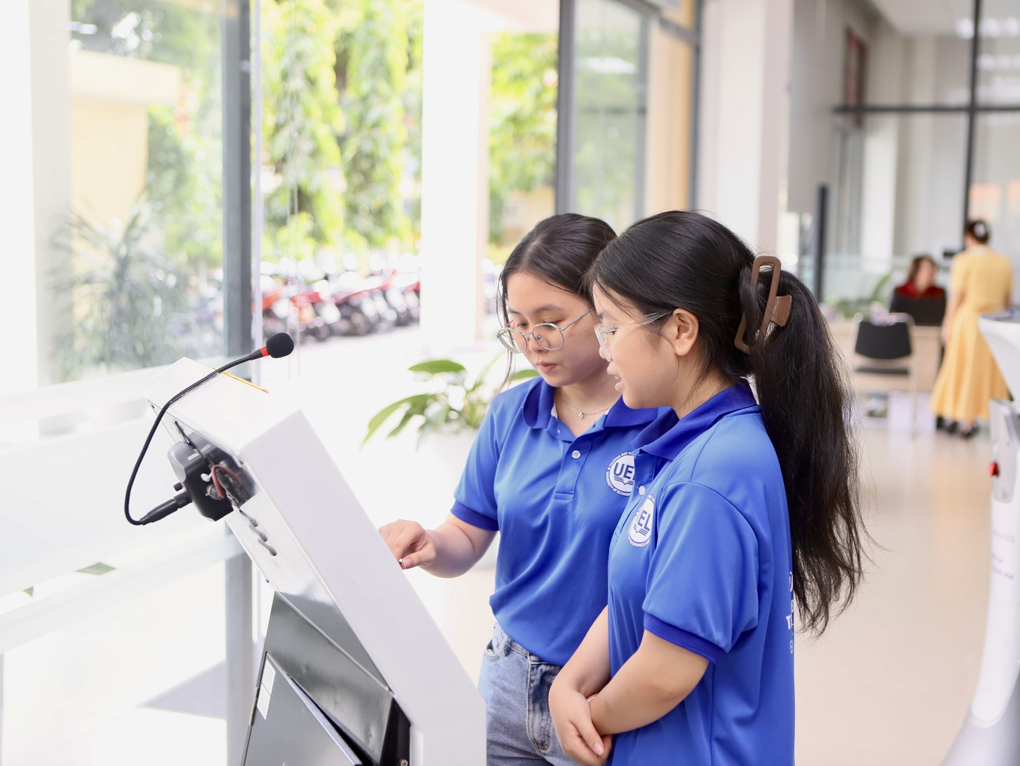 TP HCM: Cận cảnh nơi làm thủ tục hành chính đầu tiên có robot tiếp dân sau một tháng vận hành- Ảnh 7.