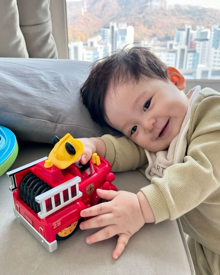 Giật đồ của trẻ: Hành động vừa "vô duyên" vừa gây hại cho tâm lý và phát triển của bé- Ảnh 3. Giật đồ của trẻ: Hành động vừa "vô duyên" vừa gây hại cho tâm lý và phát triển của bé- Ảnh 3.