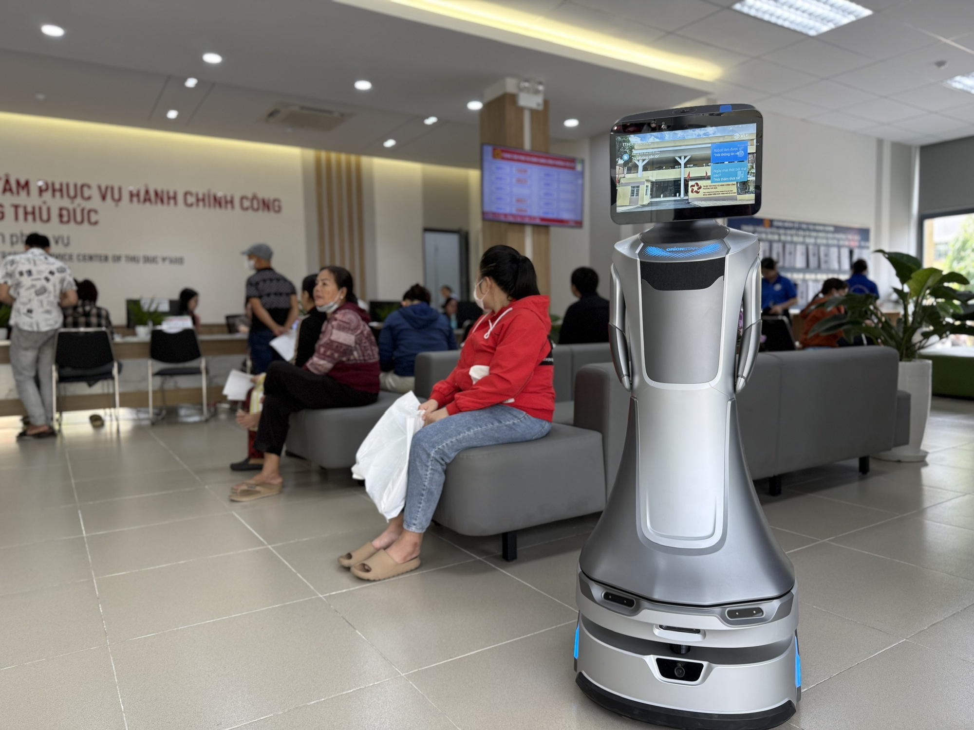 TP HCM: Cận cảnh nơi làm thủ tục hành chính đầu tiên có robot tiếp dân sau một tháng vận hành- Ảnh 3.