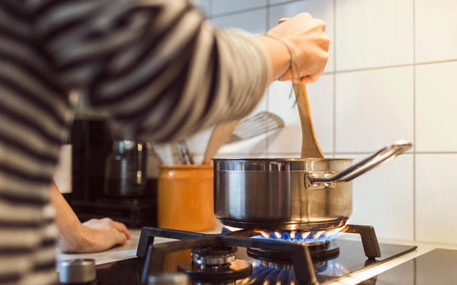 Vì sao Bếp xung cửa chính lại là đại kỵ trong phong thủy? Chuyên gia giải thích lý do sâu xa đằng sau