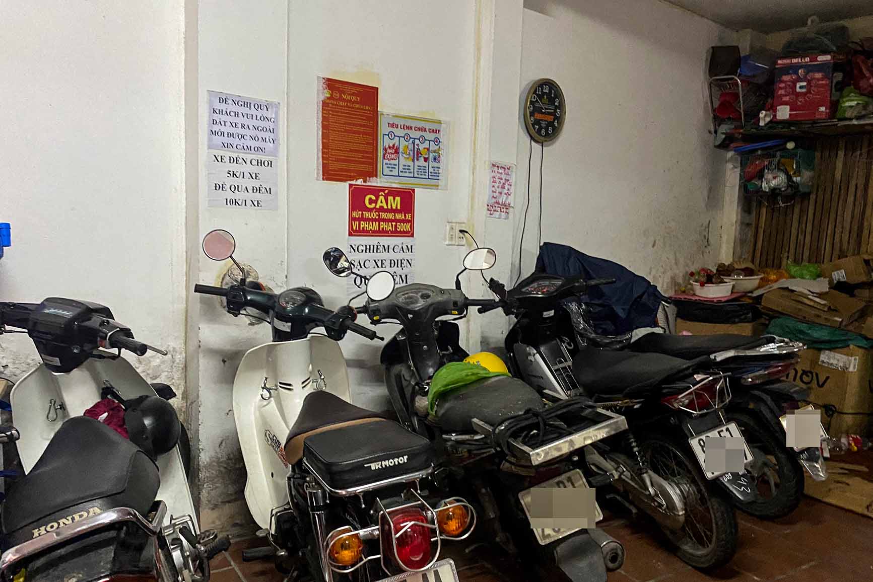 'Phòng xa' với xe điện, nhiều chung cư cấm sạc qua đêm, chủ nhà trọ từ chối khách - Ảnh 2.