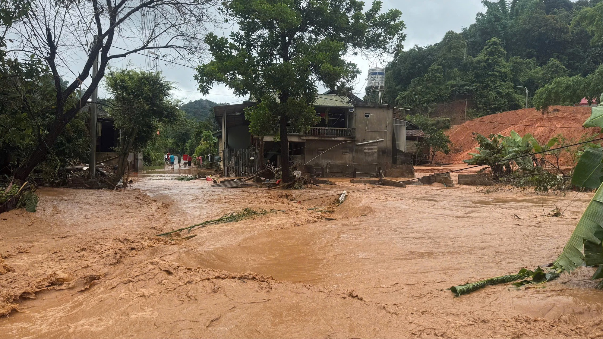 Lũ quét, sạt lở đất ở Điện Biên: Thủ tướng chỉ đạo khẩn trưởng tìm kiếm nạn nhân mất tích - Ảnh 1. Lũ quét, sạt lở đất ở Điện Biên: Thủ tướng chỉ đạo khẩn trưởng tìm kiếm nạn nhân mất tích - Ảnh 1.