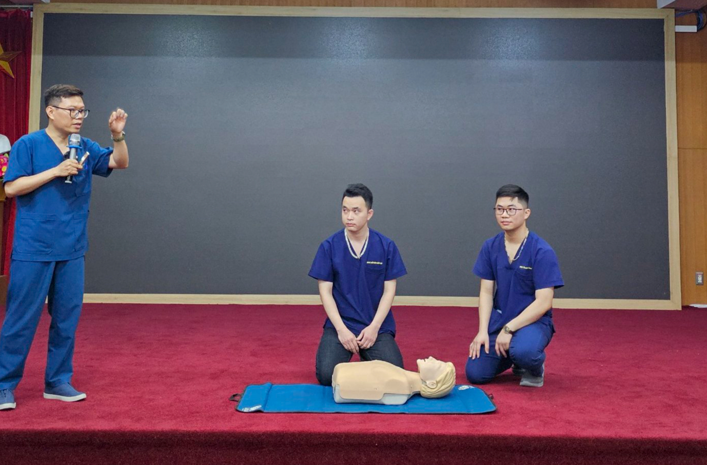 PGS-TS Nguyễn Lân Hiếu chia sẻ ý tưởng cấp cứu ngừng tim- Ảnh 2. PGS-TS Nguyễn Lân Hiếu chia sẻ ý tưởng cấp cứu ngừng tim- Ảnh 2.