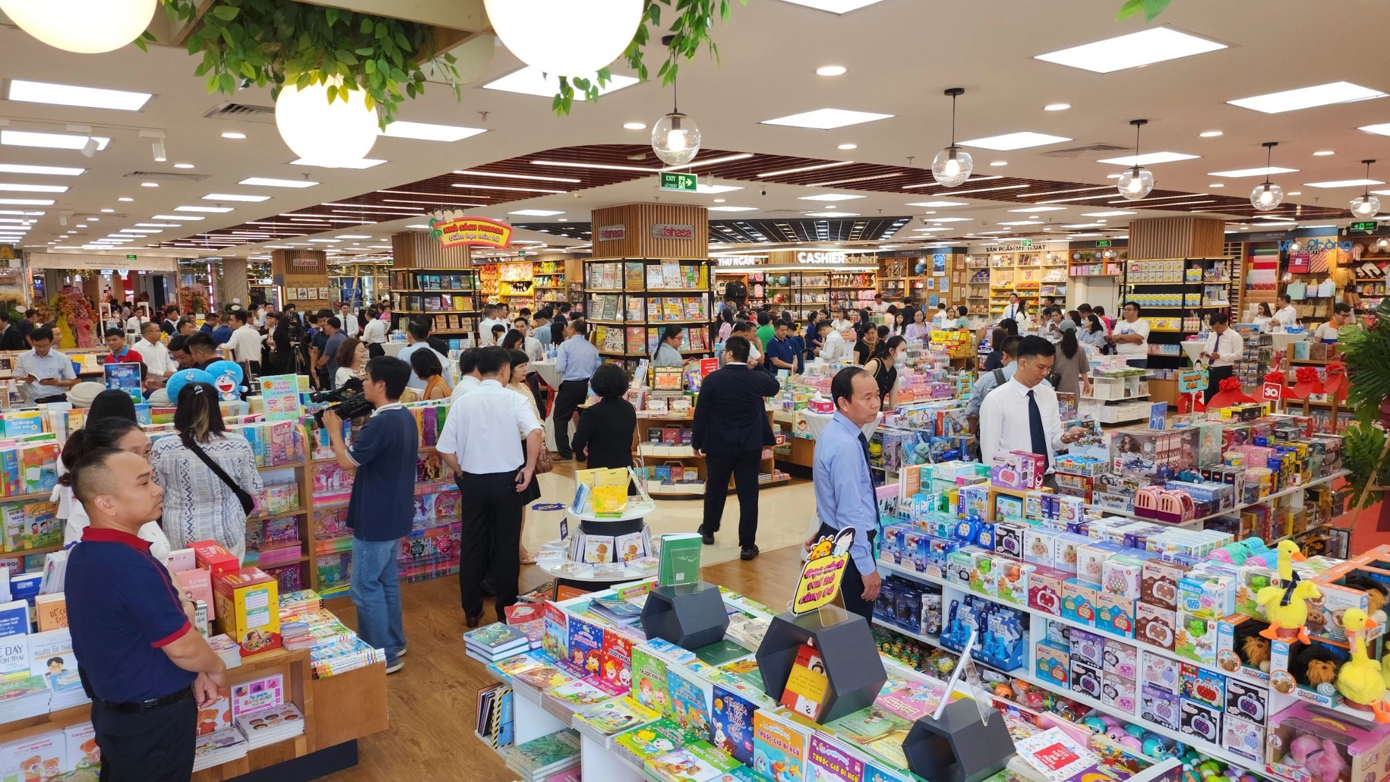 Nhộn nhịp mùa tựu trường: Phụ huynh chạy đua sắm đồ học tập, nhà sách tăng tốc phục vụ nhu cầu tăng vọt