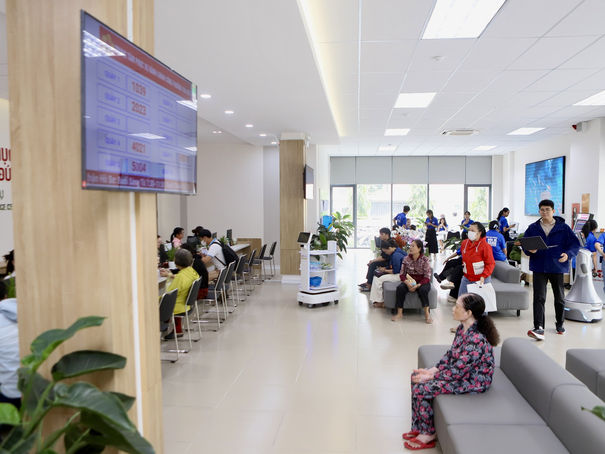 TP HCM: Cận cảnh nơi làm thủ tục hành chính đầu tiên có robot tiếp dân sau một tháng vận hành- Ảnh 2.
