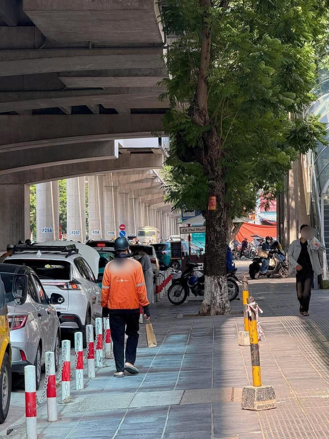 Hà Nội: Shipper vào lấy đơn hàng đi giao được 9.000 đồng, quay ra mất xe máy và cái kết không tưởng- Ảnh 1.