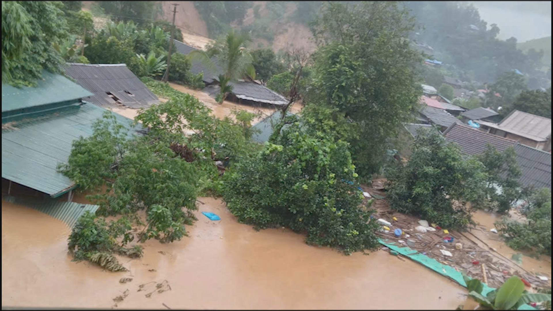Mưa lũ nghiêm trọng khiến 14 người chết và mất tích: Đau lòng tiếng gào thét trong bất lực của người dân Điện Biên- Ảnh 1.