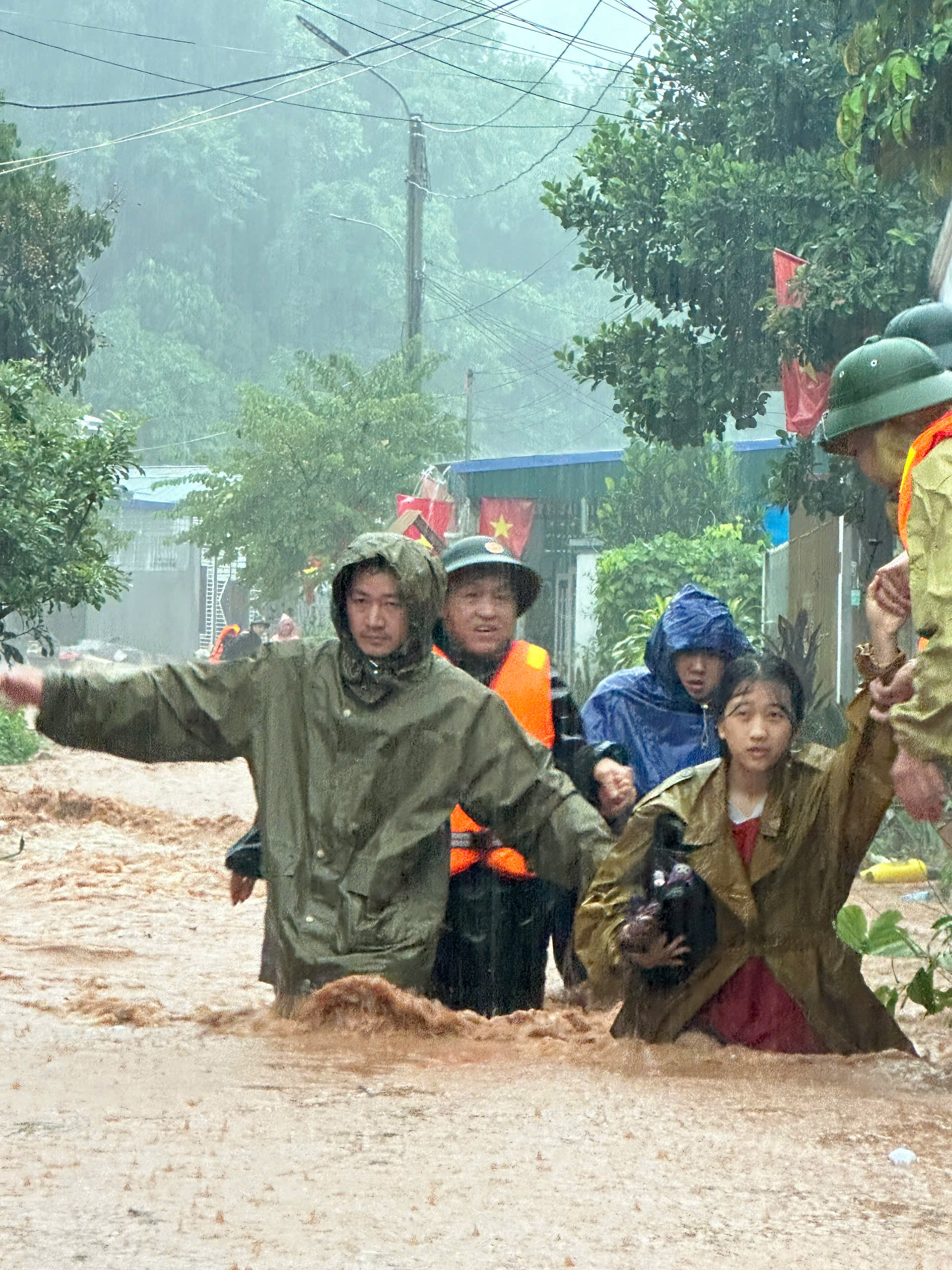 Mưa lũ nghiêm trọng khiến 14 người chết và mất tích: Đau lòng tiếng gào thét trong bất lực của người dân Điện Biên- Ảnh 3.