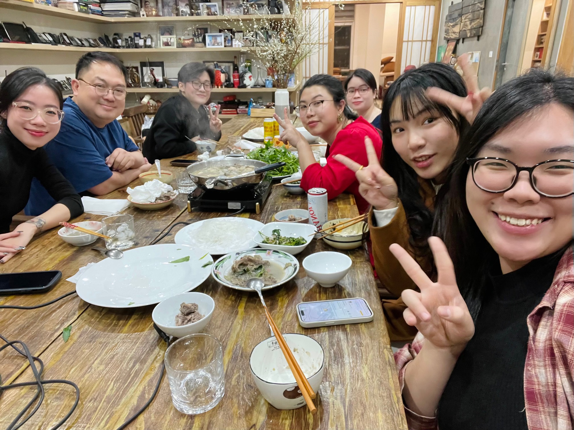 Có một "giáo Tiến" đặc biệt trong mắt sinh viên: Người thầy ngồi dưới sân khấu, tự nấu lẩu đãi trò và căn nhà toàn là sách- Ảnh 3.