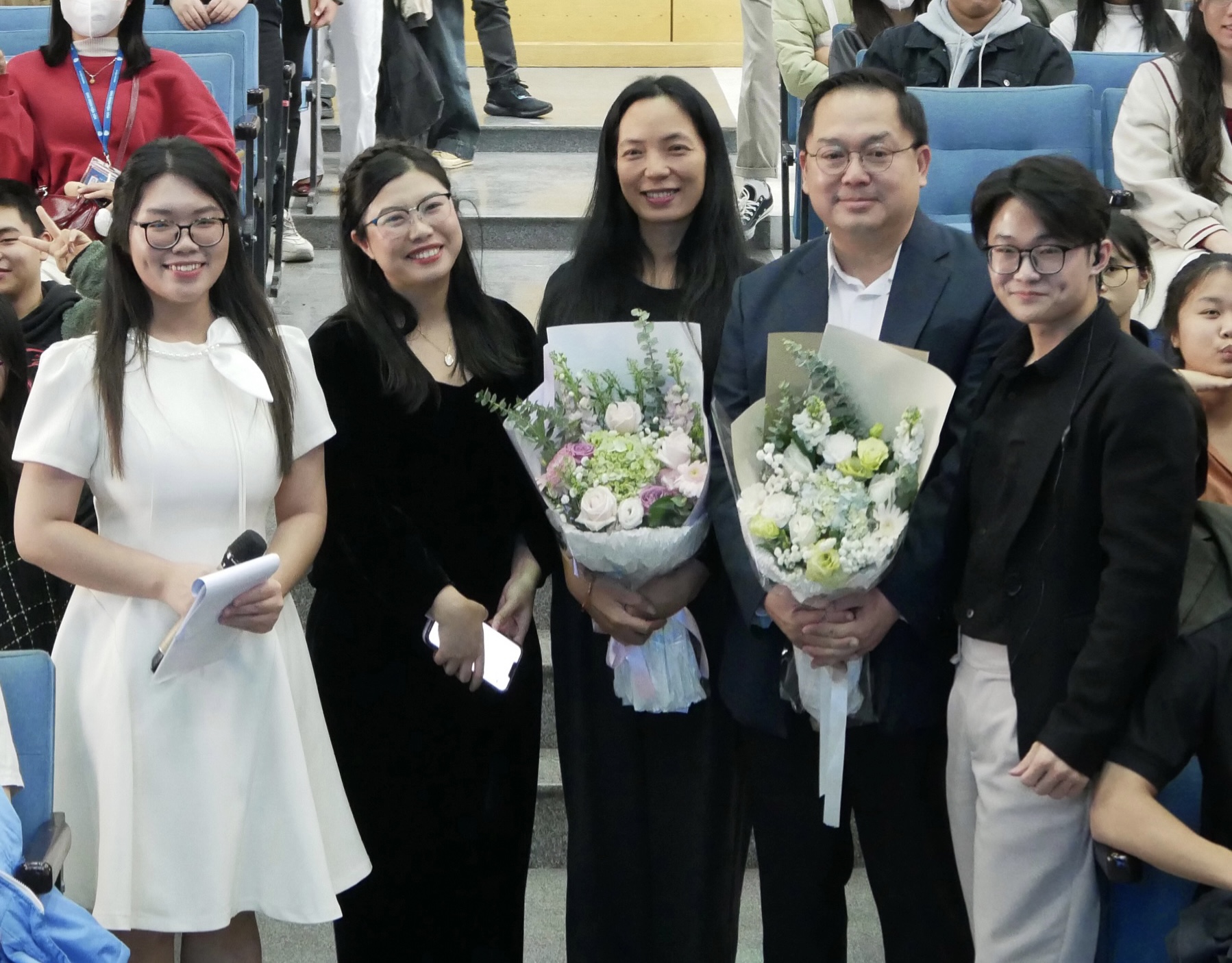 Có một "giáo Tiến" đặc biệt trong mắt sinh viên: Người thầy ngồi dưới sân khấu, tự nấu lẩu đãi trò và căn nhà toàn là sách- Ảnh 5.