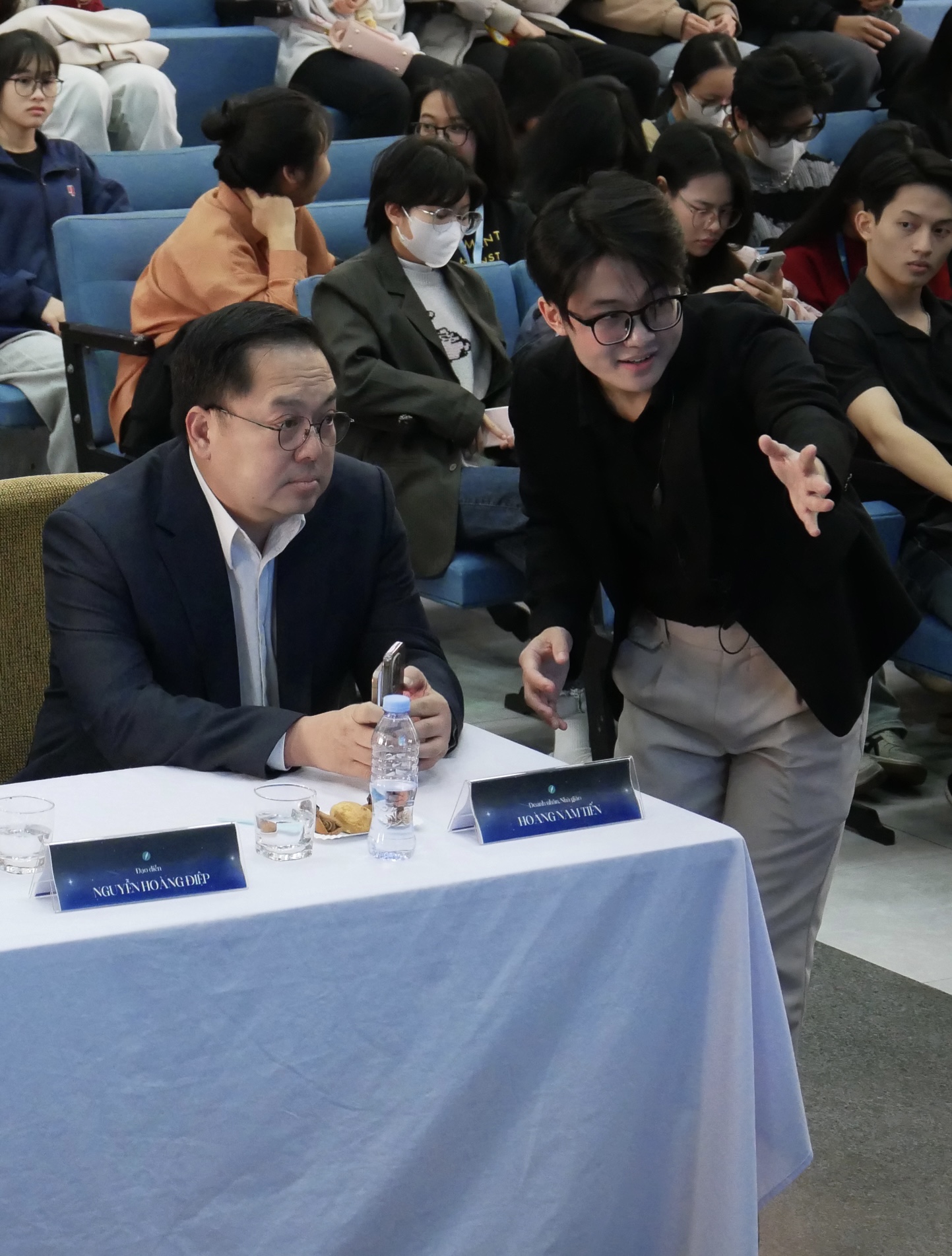 Có một "giáo Tiến" đặc biệt trong mắt sinh viên: Người thầy ngồi dưới sân khấu, tự nấu lẩu đãi trò và căn nhà toàn là sách- Ảnh 2.