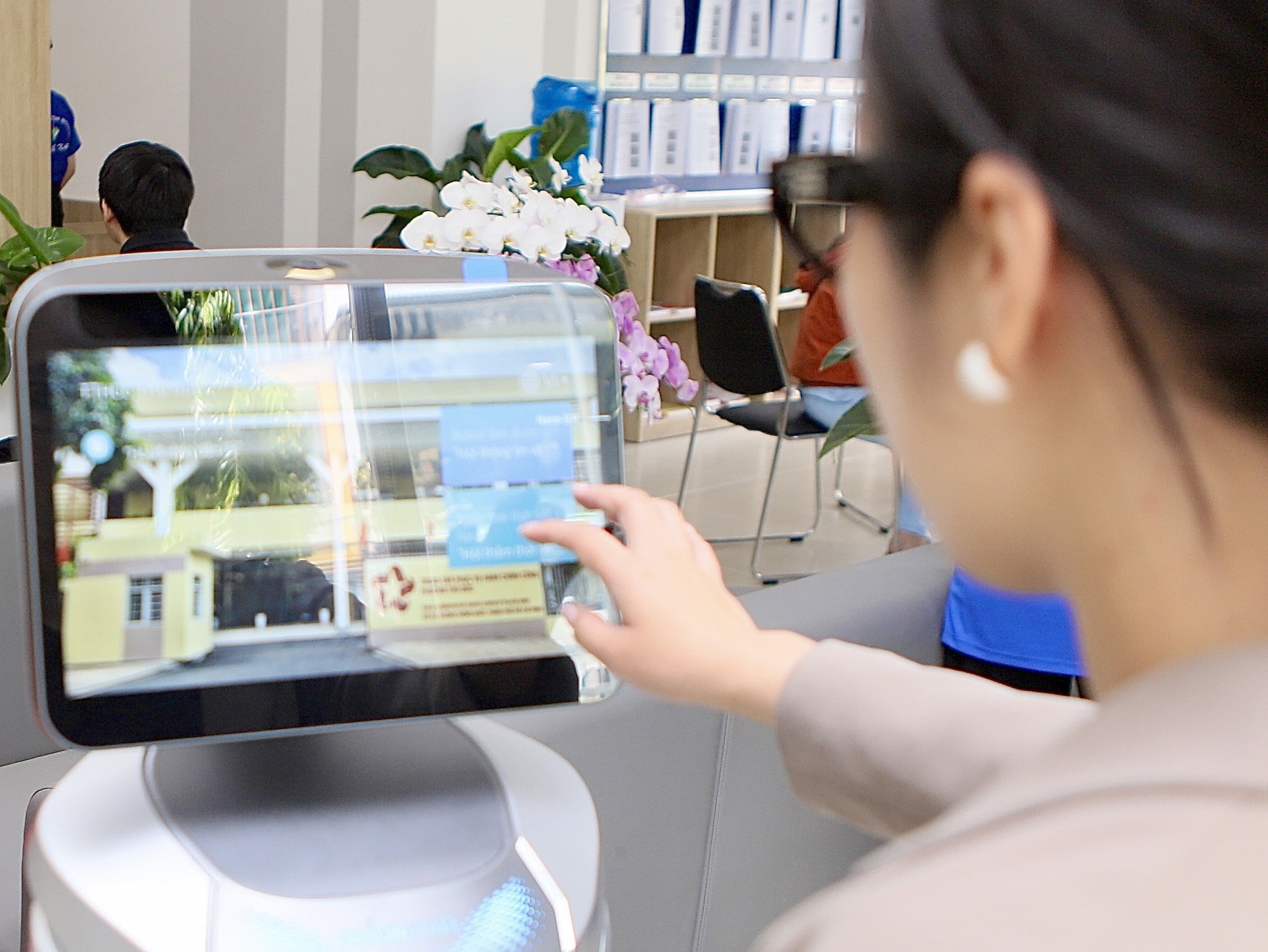 TP HCM: Cận cảnh nơi làm thủ tục hành chính đầu tiên có robot tiếp dân sau một tháng vận hành- Ảnh 5.