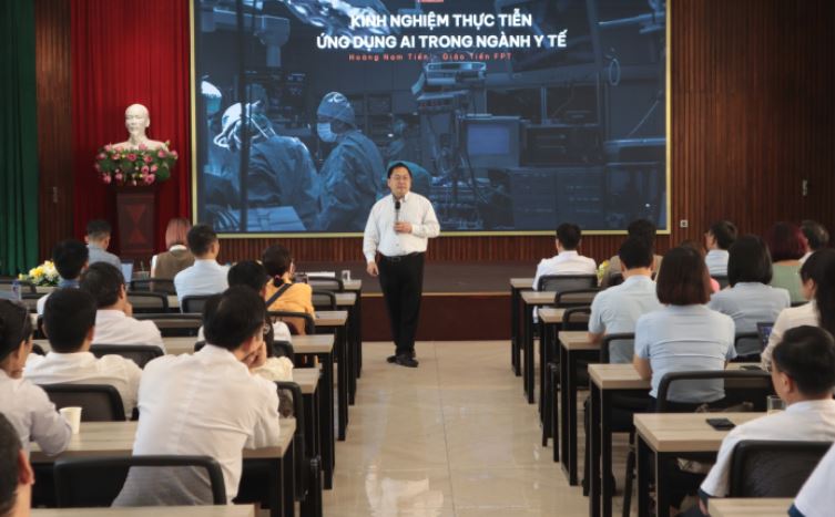 Trước khi mất, ông Hoàng Nam Tiến từng phải kết thúc một buổi giảng sớm do có 2 dấu hiệu- Ảnh 1.