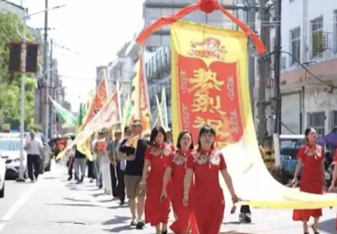 Học trò nghèo đỗ Bắc Đại, dòng họ mở tiệc 30 bàn, rước xe sang ăn mừng