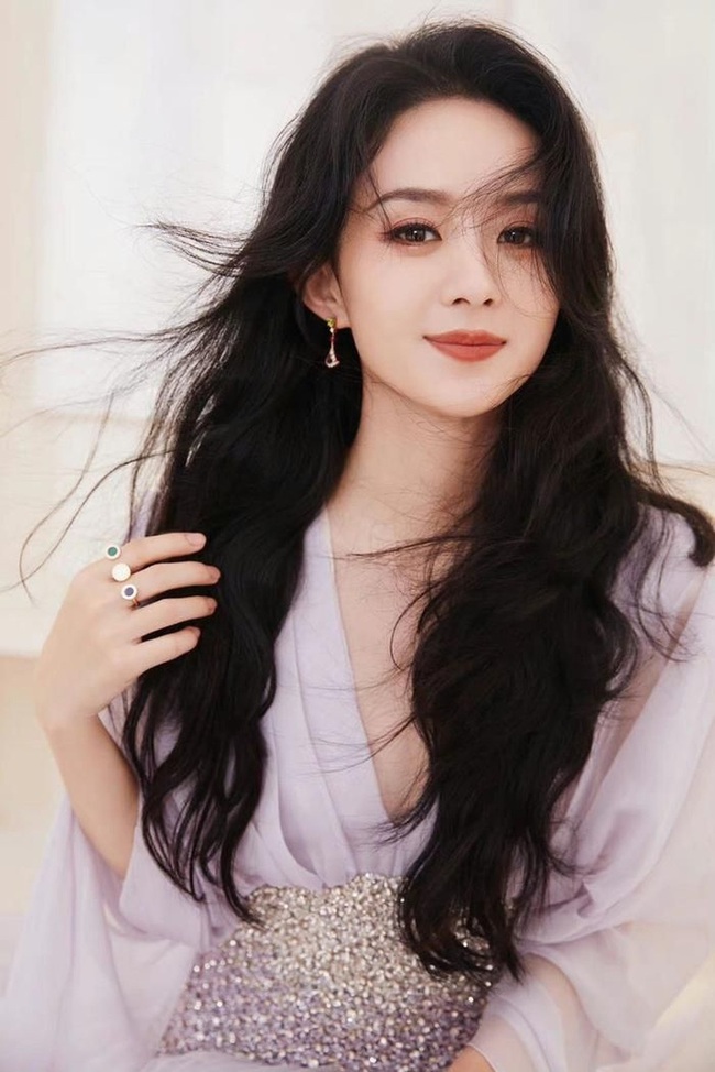 Nói nữ diễn viên này xuất thân kém, EQ thấp, nhưng nhìn bức ảnh mới được chụp trộm, phải khen cô dạy con khác hẳn!