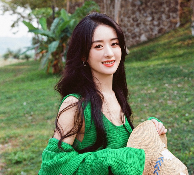 Nói nữ diễn viên này xuất thân kém, EQ thấp, nhưng nhìn bức ảnh mới được chụp trộm, phải khen cô dạy con khác hẳn!