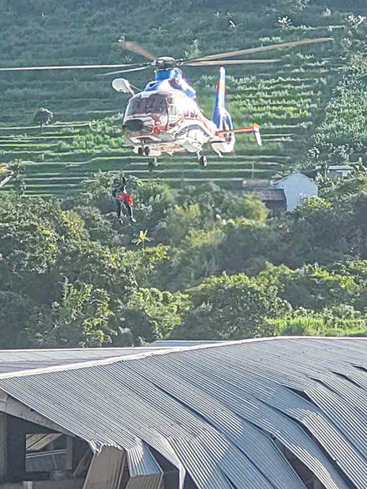 Trực thăng quân đội giải cứu thành công 8 người bị cô lập do mưa lũ ở Sơn La- Ảnh 1.