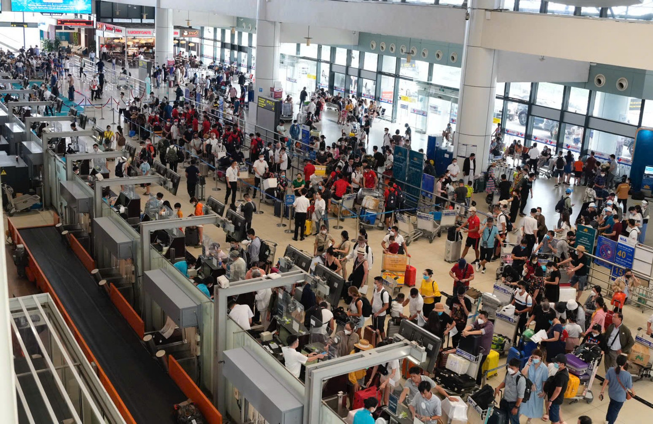 Hơn 16 triệu lượt khách qua sân bay Nội Bài nửa đầu năm 2025, đẩy mạnh ứng dụng công nghệ điều hành bay - Ảnh 1.