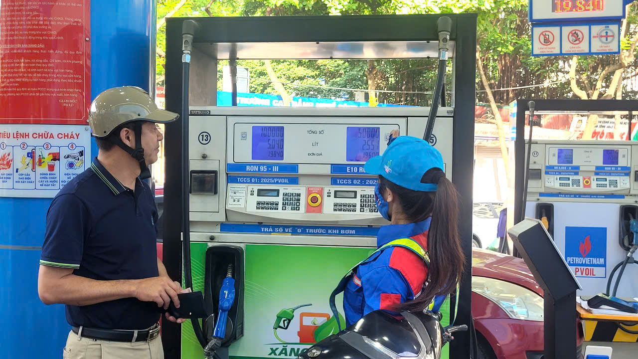 Xăng E10 xuất hiện, nhiều người mua ngay trong giờ đầu mở bán