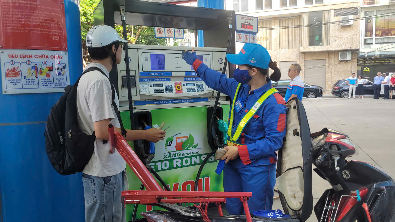 Xăng E10 xuất hiện, nhiều người mua ngay trong giờ đầu mở bán