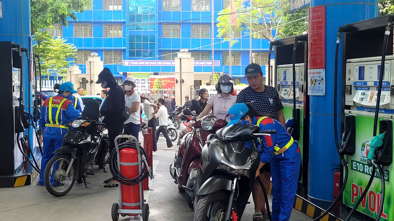 Xăng E10 xuất hiện, nhiều người mua ngay trong giờ đầu mở bán