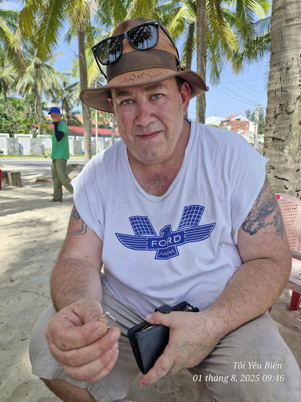 Khách Tây òa khóc khi được người dân giúp tìm lại nhẫn kim cương đánh rơi ở biển Đà Nẵng- Ảnh 2.