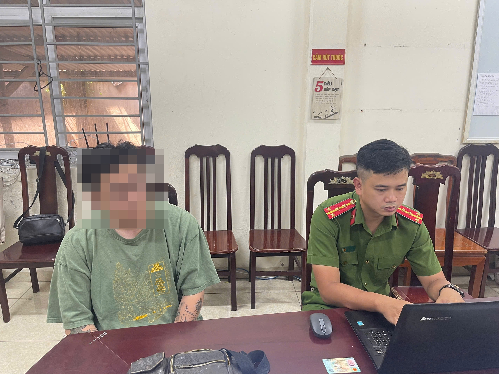 Công an triệu tập, làm việc với người đàn ông hành hung phụ nữ ở sảnh thang máy chung cư- Ảnh 1. Công an triệu tập, làm việc với người đàn ông hành hung phụ nữ ở sảnh thang máy chung cư- Ảnh 1.