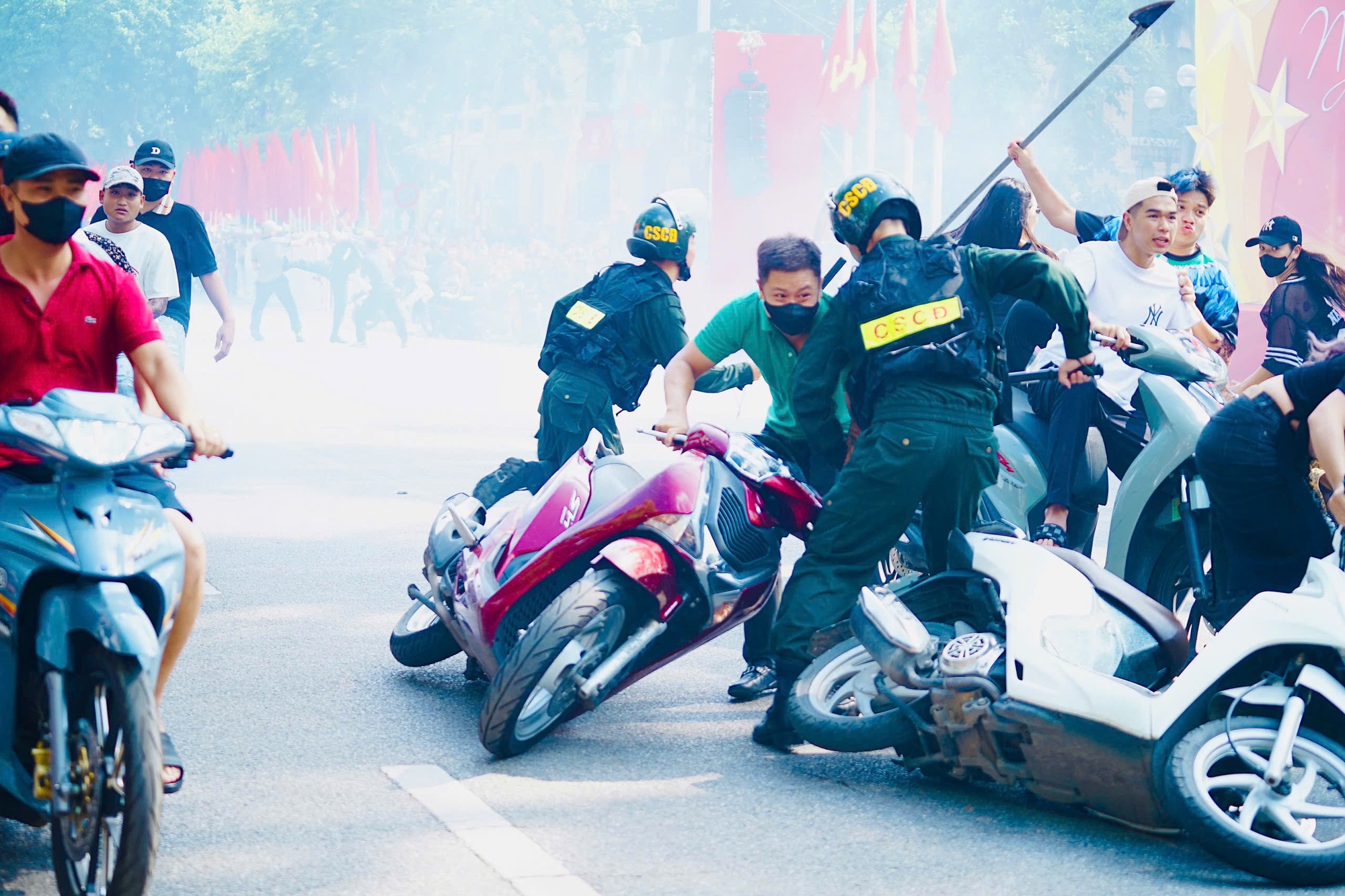 Nữ "báo thủ" xinh đẹp náo loạn hồ Gươm gây bão mạng là ai?- Ảnh 7. Nữ "báo thủ" xinh đẹp náo loạn hồ Gươm gây bão mạng là ai?- Ảnh 7.