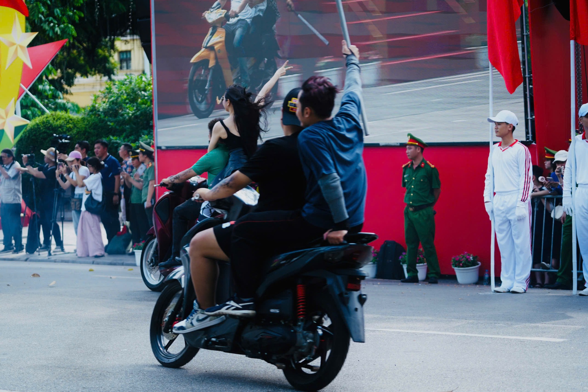 Nữ "báo thủ" xinh đẹp náo loạn hồ Gươm gây bão mạng là ai?- Ảnh 3. Nữ "báo thủ" xinh đẹp náo loạn hồ Gươm gây bão mạng là ai?- Ảnh 3.