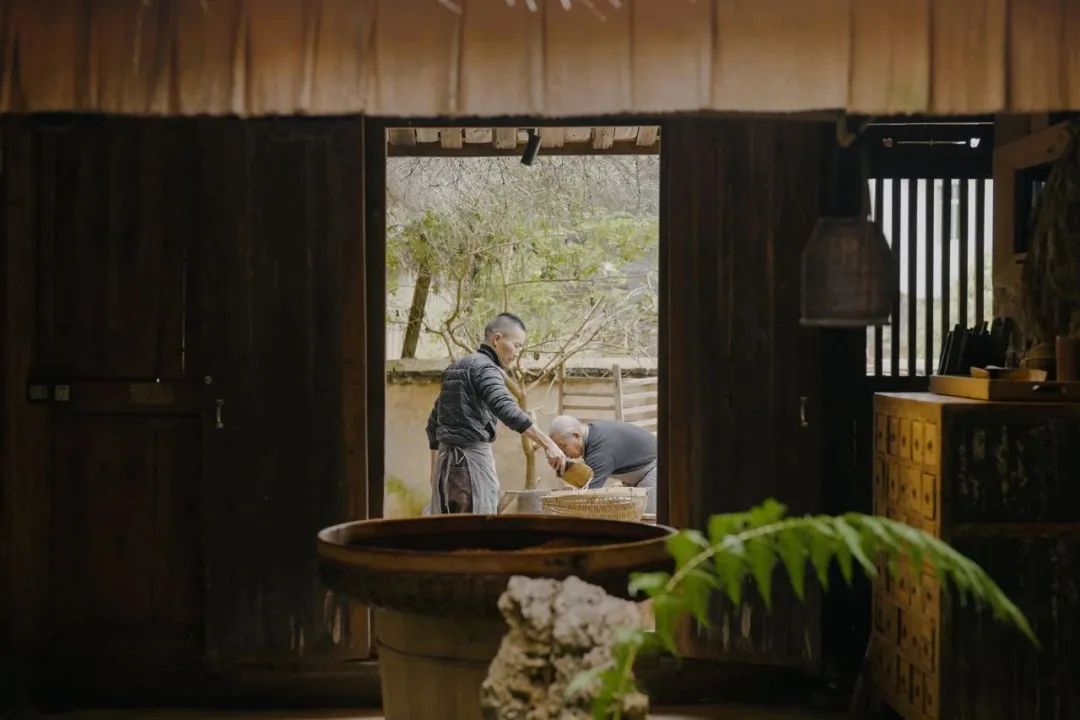 Từ bỏ 20 năm lập nghiệp ở phố lớn, người đàn ông đưa 2 con về làng cổ 800 năm tuổi “sống hoang dã”- Ảnh 2.