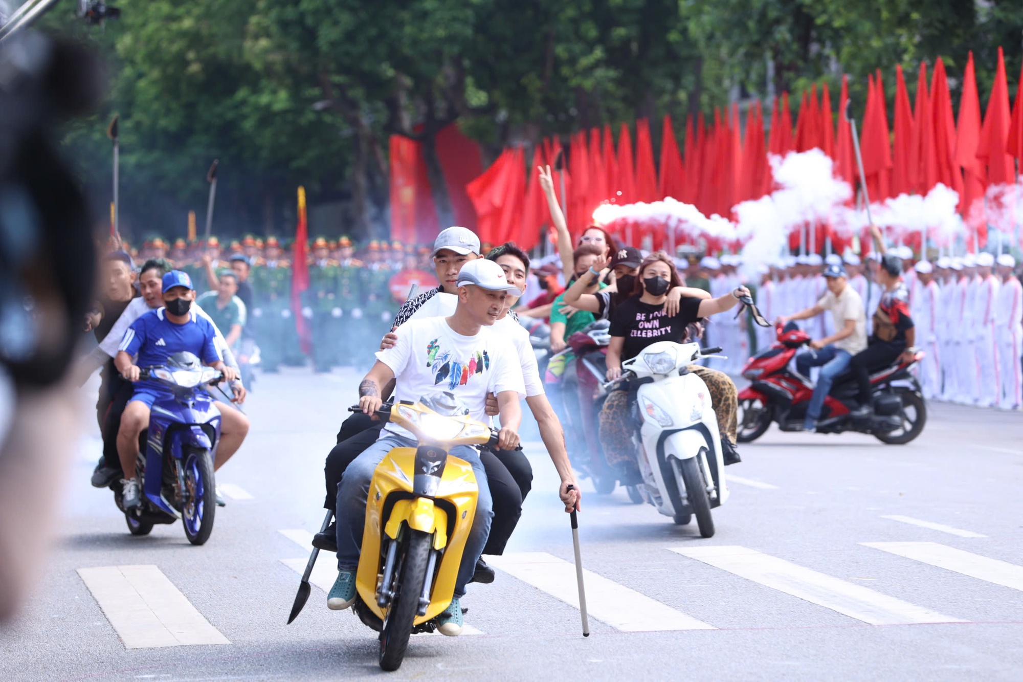 Nữ "báo thủ" xinh đẹp náo loạn hồ Gươm gây bão mạng là ai?- Ảnh 2. Nữ "báo thủ" xinh đẹp náo loạn hồ Gươm gây bão mạng là ai?- Ảnh 2.