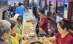 Giá vàng liên tục xô đổ kỷ lục, muốn đầu tư cần chú ý gì?- Ảnh 3.