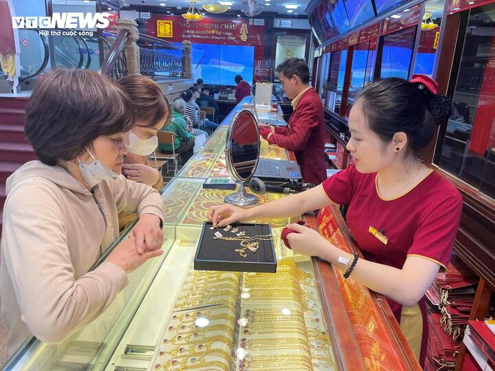 Giá vàng liên tục xô đổ kỷ lục, muốn đầu tư cần chú ý gì?- Ảnh 1.