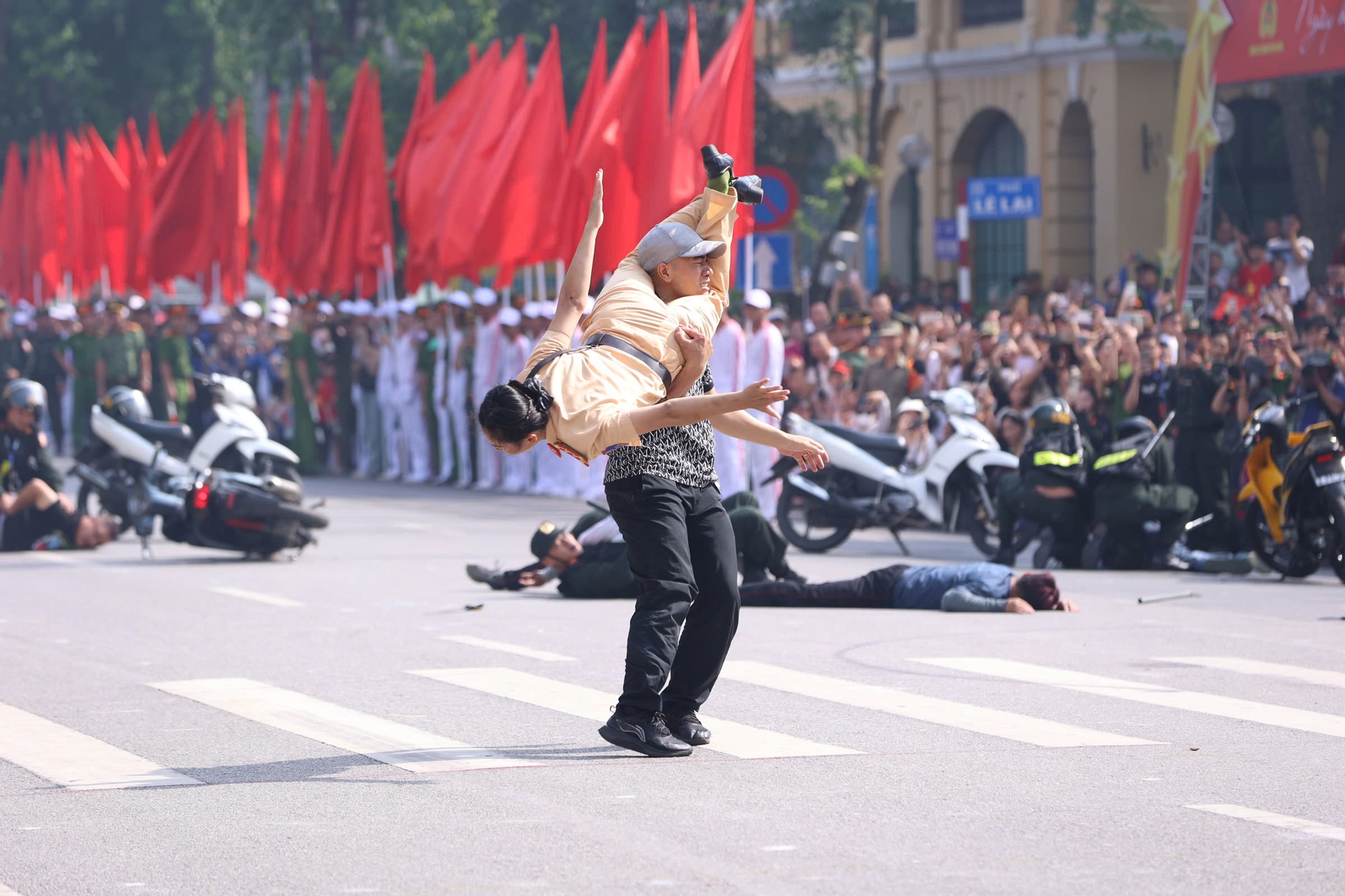 Nữ "báo thủ" xinh đẹp náo loạn hồ Gươm gây bão mạng là ai?- Ảnh 9. Nữ "báo thủ" xinh đẹp náo loạn hồ Gươm gây bão mạng là ai?- Ảnh 9.