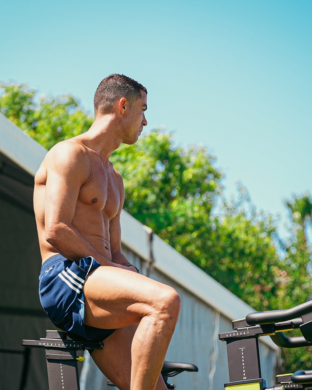 Body 6 múi đẹp như tạc tượng của Ronaldo ở tuổi 40- Ảnh 1.