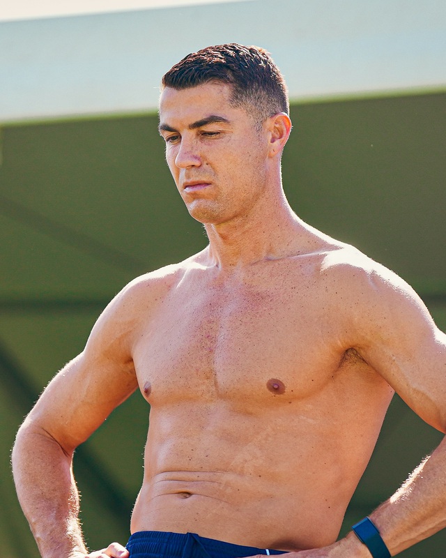 Body 6 múi đẹp như tạc tượng của Ronaldo ở tuổi 40- Ảnh 3.