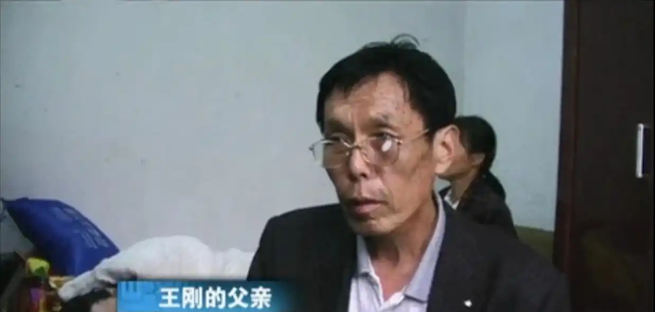 Nam sinh xuất sắc đột ngột mất tích, 10 năm sau được tìm thấy: Nhận 1 tờ giấy chi chít chữ, cha mẹ gục xuống khóc nức nở- Ảnh 1.