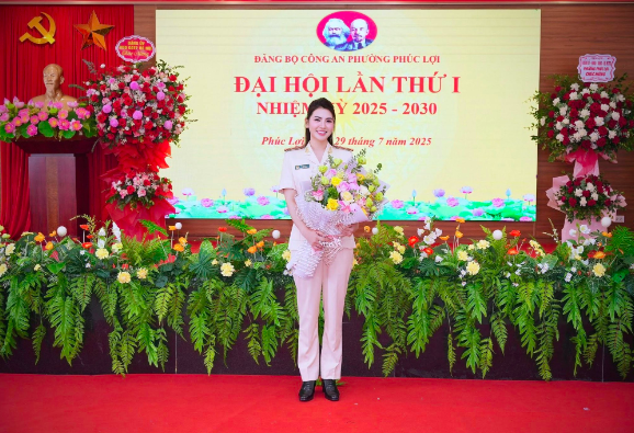 Nữ "báo thủ" xinh đẹp náo loạn hồ Gươm gây bão mạng là ai?- Ảnh 10. Nữ "báo thủ" xinh đẹp náo loạn hồ Gươm gây bão mạng là ai?- Ảnh 10.