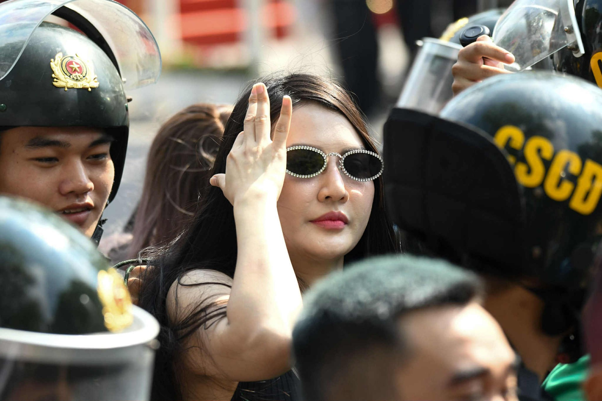 Nữ "báo thủ" xinh đẹp náo loạn hồ Gươm gây bão mạng là ai?- Ảnh 5. Nữ "báo thủ" xinh đẹp náo loạn hồ Gươm gây bão mạng là ai?- Ảnh 5.