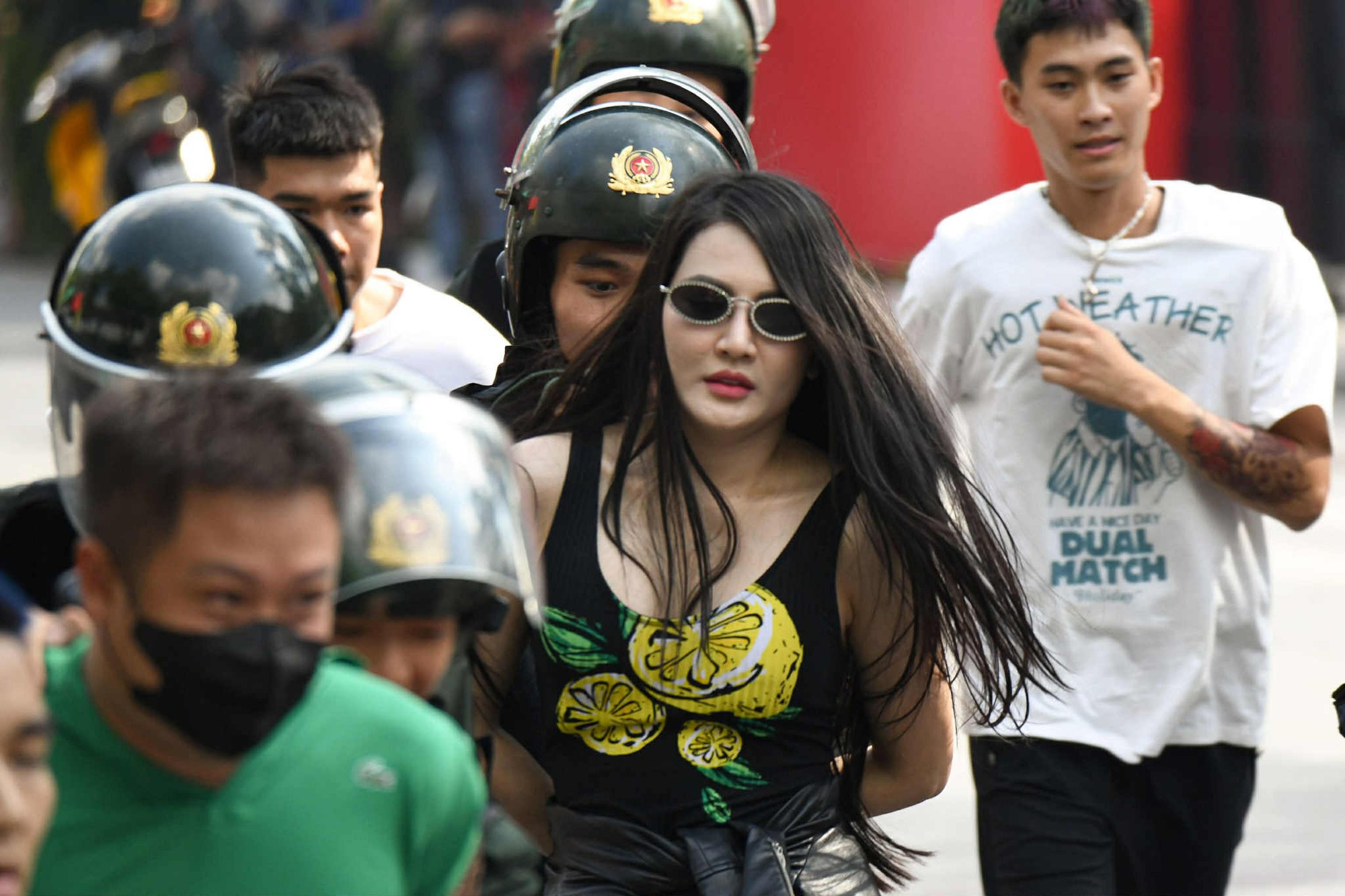 Nữ "báo thủ" xinh đẹp náo loạn hồ Gươm gây bão mạng là ai?- Ảnh 6. Nữ "báo thủ" xinh đẹp náo loạn hồ Gươm gây bão mạng là ai?- Ảnh 6.