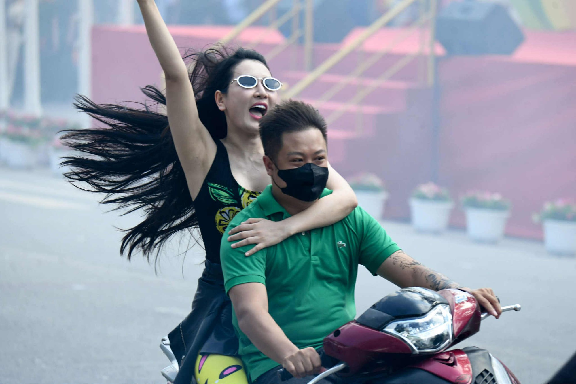 Nữ "báo thủ" xinh đẹp náo loạn hồ Gươm gây bão mạng là ai?- Ảnh 4. Nữ "báo thủ" xinh đẹp náo loạn hồ Gươm gây bão mạng là ai?- Ảnh 4.