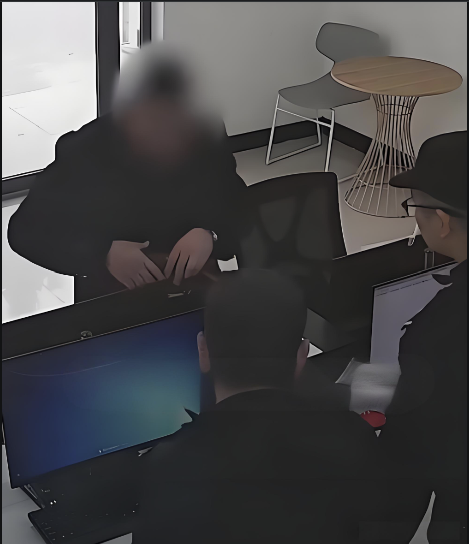 Được người lạ chuyển khoản gần 200 triệu đồng, cụ ông nhận đủ tiền rồi lặng lẽ đi rút sạch lại được công an tuyên dương- Ảnh 1.