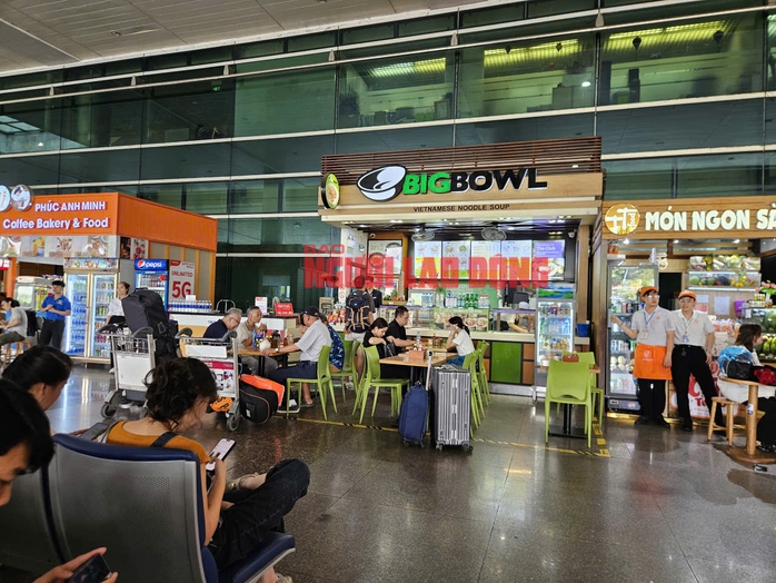 Chủ đầu tư sân bay Tân Sơn Nhất nói gì về giá phở, mì gói cao gấp nhiều lần bên ngoài?- Ảnh 2.