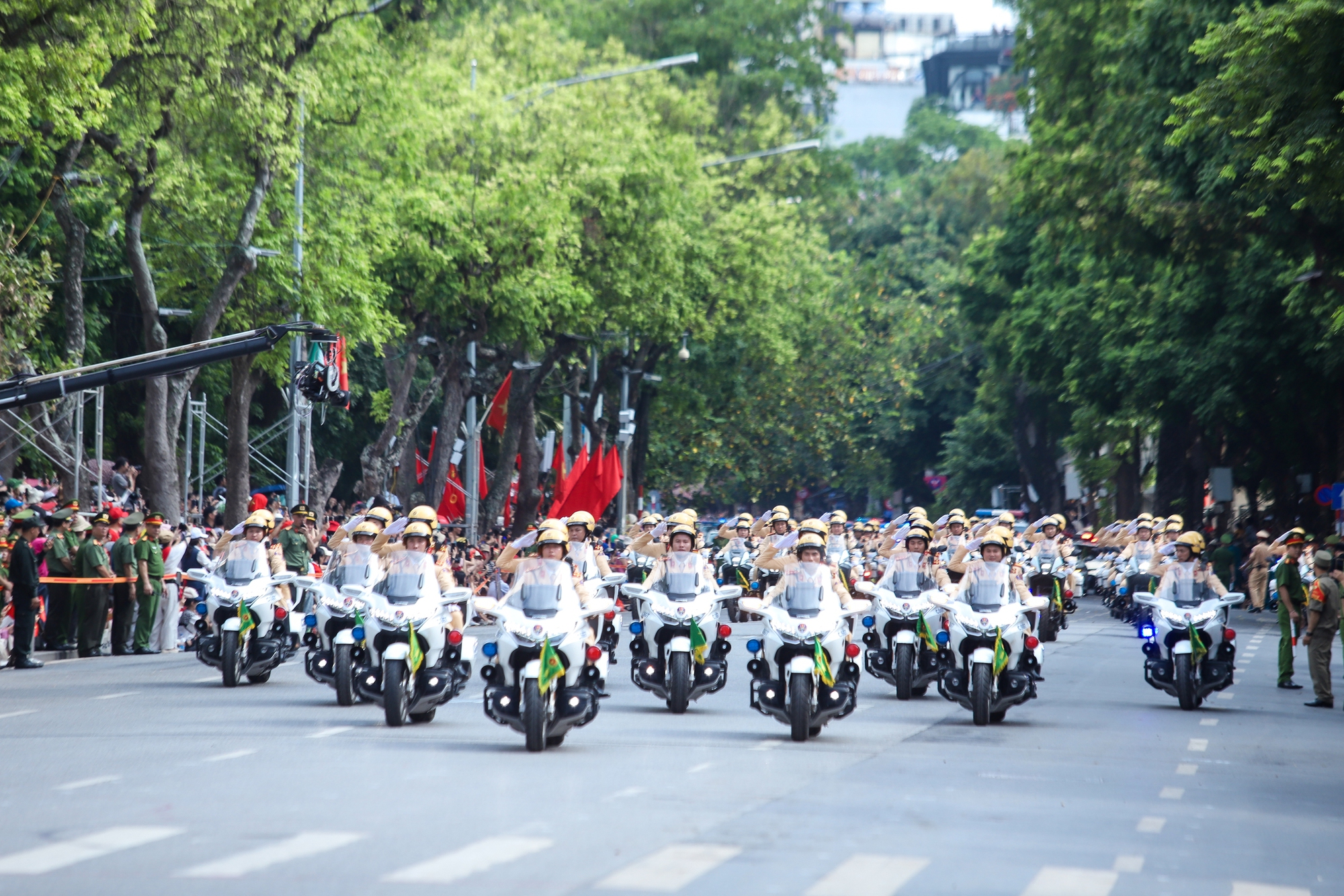 Nữ "báo thủ" xinh đẹp náo loạn hồ Gươm gây bão mạng là ai?- Ảnh 1. Nữ "báo thủ" xinh đẹp náo loạn hồ Gươm gây bão mạng là ai?- Ảnh 1.