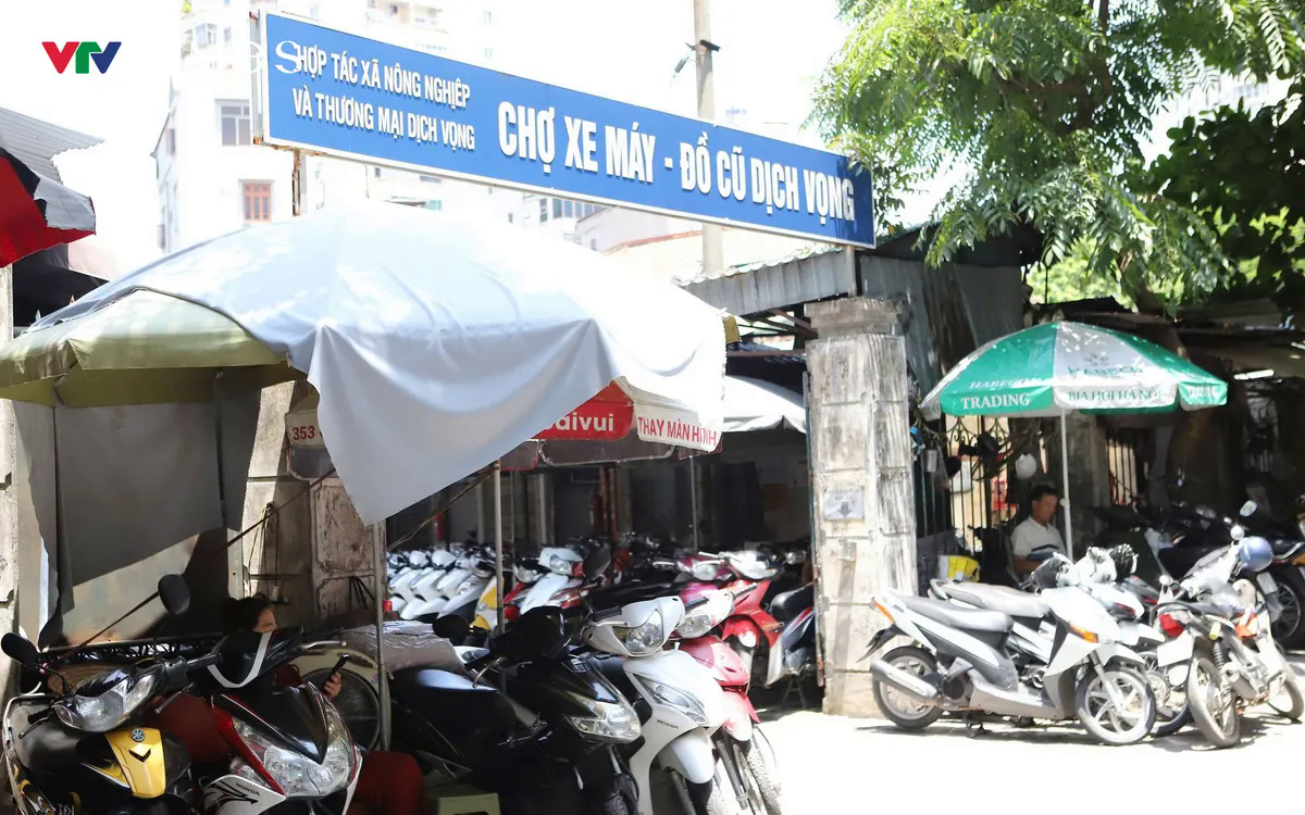 Tiểu thương chợ xe máy cũ Dịch Vọng (Hà Nội) đang phải thay đổi để thích nghi với hoàn cảnh mới. Ảnh: Lê Đạo