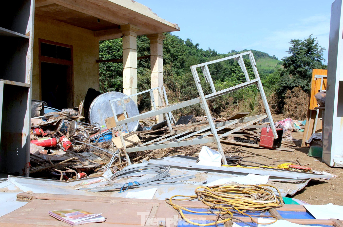 Cận cảnh trường học tan hoang sau lũ, ngành giáo dục gặp khó trước năm học mới- Ảnh 11.