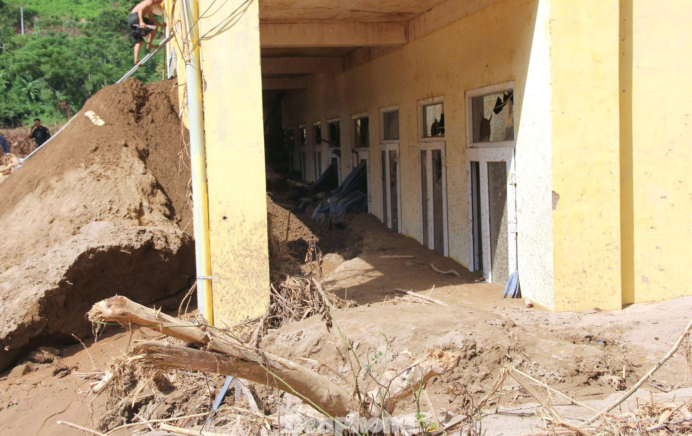 Cận cảnh trường học tan hoang sau lũ, ngành giáo dục gặp khó trước năm học mới- Ảnh 7.