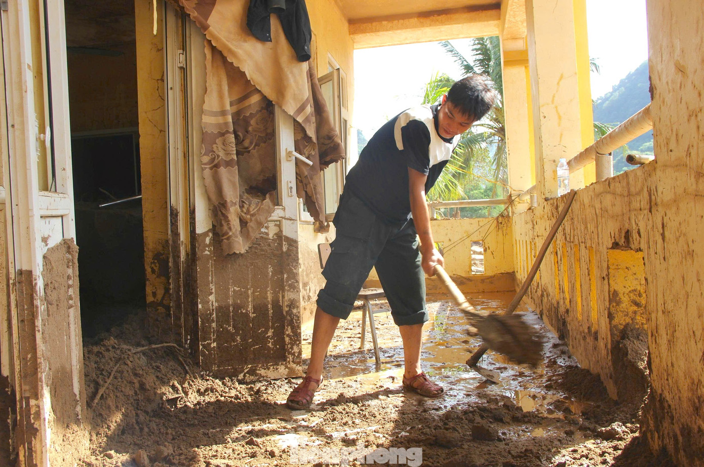 Cận cảnh trường học tan hoang sau lũ, ngành giáo dục gặp khó trước năm học mới- Ảnh 17.