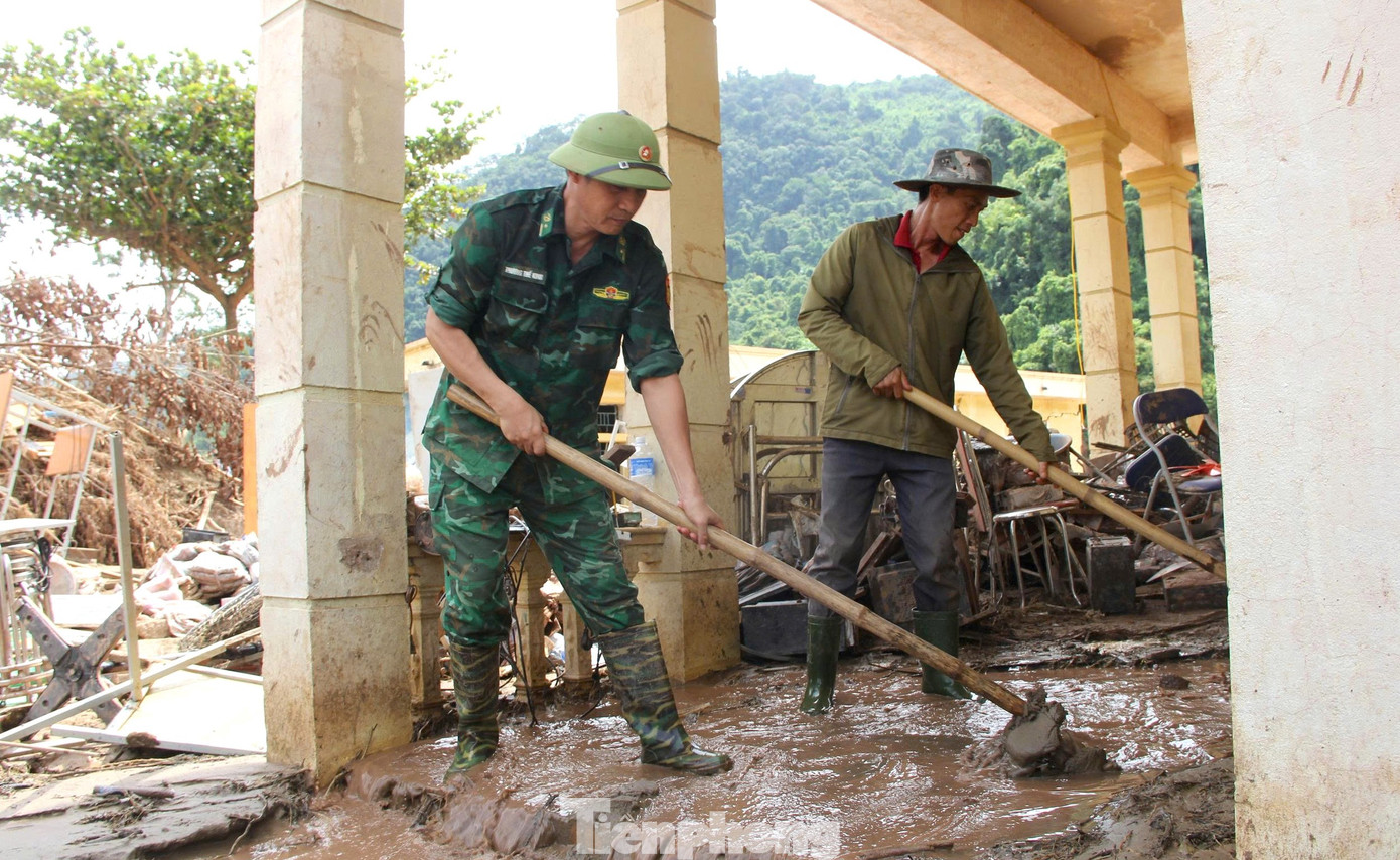 Cận cảnh trường học tan hoang sau lũ, ngành giáo dục gặp khó trước năm học mới- Ảnh 18.